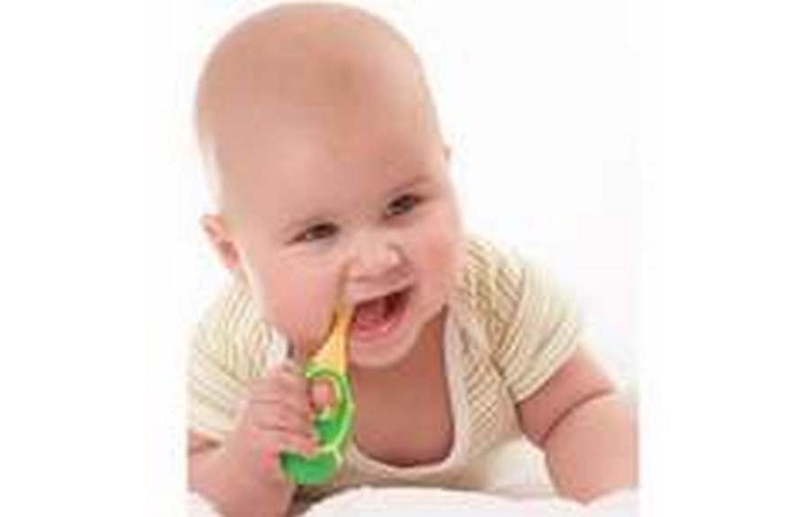 Как научить малыша чистить зубы