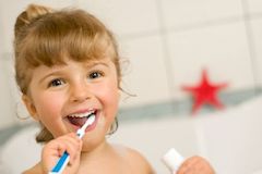 ребенок чистит зубы сам